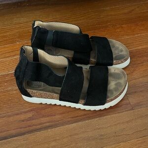 Women’s size 6 Black New Direction sandals